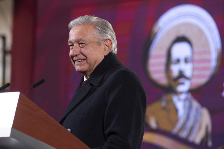 La grotesca campaña anticipada de la jefa de Gobierno, Claudia Sheinbaum, con el millonario despliegue de más de 300 anuncios espectaculares con el hashtag #EsClaudia y su silueta peinada de cola de caballo rompió los límites permisibles en la Presidencia de la República. Le cambió la mirada al presidente Andrés Manuel López Obrador. El hecho puede ser el parteaguas de que el proyecto transexenal del tabasqueño se truncó.