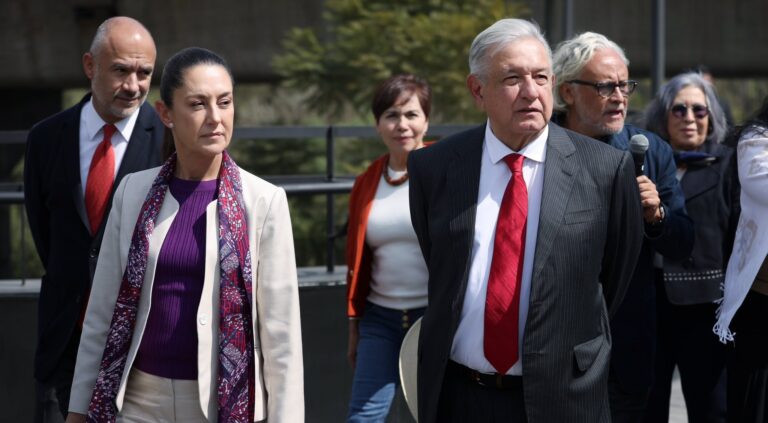 Como pocas veces ha ocurrido y después de más de un año de no andar juntos por la capital, la jefa de Gobierno Claudia Sheinbaum y el presidente Andrés Manuel López Obrador realizaron una inauguración de obra pública juntos aquí en la Ciudad de México.