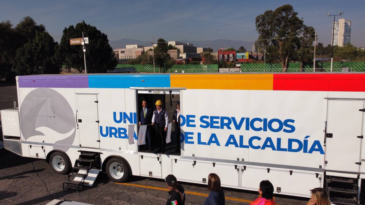 Innova Coyoacán con tráiler de servicios urbanos