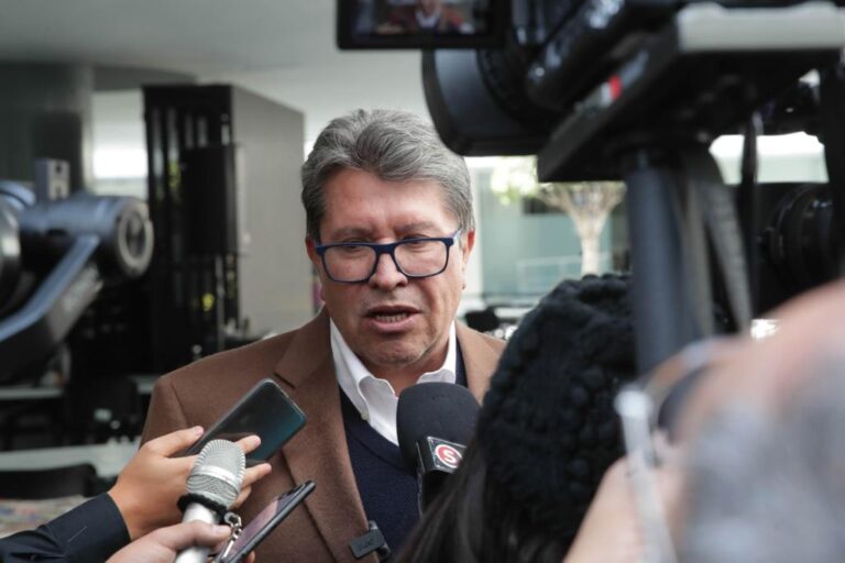 Ricardo Monreal, presidente de la Junta de Coordinación Política, hizo un llamado a quienes aspiran a suceder a Andrés Manuel López Obrador a que se conduzcan con apego a la Constitución y a  la Ley porque a nadie conviene adelantar vísperas e incurrir en promociones o en campañas anticipadas pues se descuida la función pública.