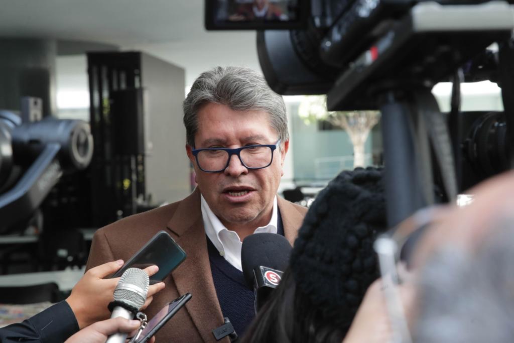 Ricardo Monreal, presidente de la Junta de Coordinación Política, hizo un llamado a quienes aspiran a suceder a Andrés Manuel López Obrador a que se conduzcan con apego a la Constitución y a  la Ley porque a nadie conviene adelantar vísperas e incurrir en promociones o en campañas anticipadas pues se descuida la función pública.