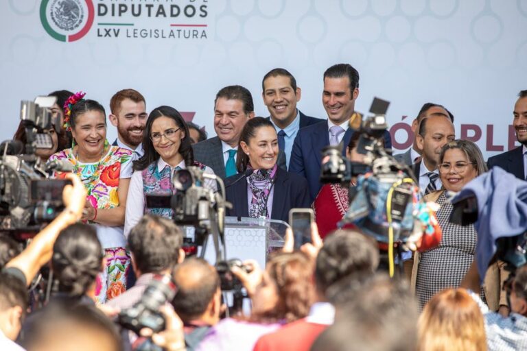 La jefa de Gobierno Claudia Sheinbaum se lanzó contra los consejeros del Instituto Nacional Electoral (INE) Lorenzo Córdova y Ciro Murayama, a quienes exigió informar al pueblo de México, cuál es su salario, cuántos asesores tienen y transparentar la cantidad de recursos del erario que utilizan como consejeros electorales.