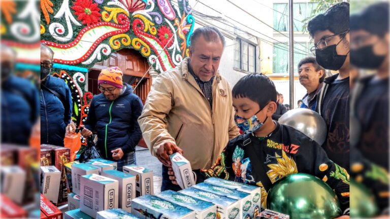 Ayer, durante un evento con motivo del Día de Reyes en la colonia Carlos Zapata Vela, el presidente de Espacio Democrático Independiente (EDI), Pablo Trejo, invitó a la gente a construir una gran comunidad en Iztacalco.
