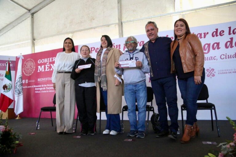 Reciben adultos mayores de Tláhuac su 'Pensión para el Bienestar' 2