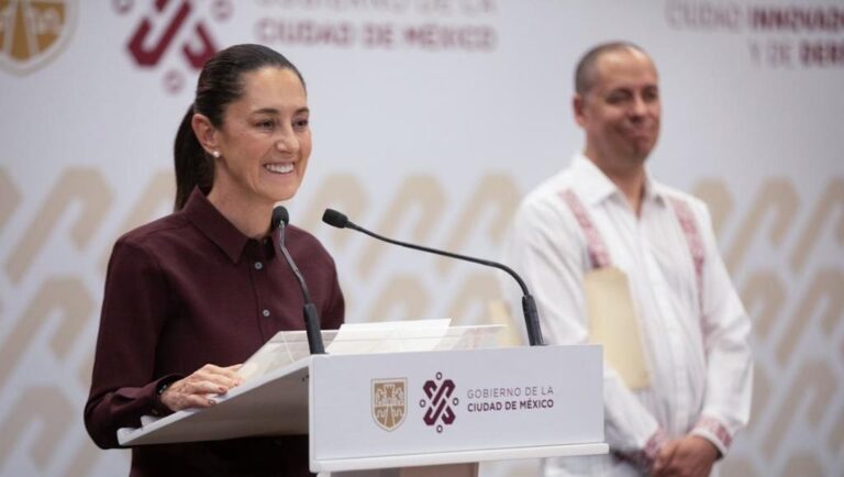 Claudia con José Merino, el papá de los SheinbaumBots.