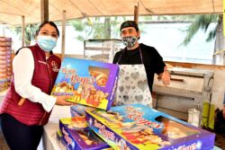 Con motivo de la tradición de partir la Rosca de Reyes, la Alcaldía Tláhuac que encabeza Berenice Hernández Calderón, organiza la expo-venta 2023, la cual se lleva a cabo en la plaza principal.