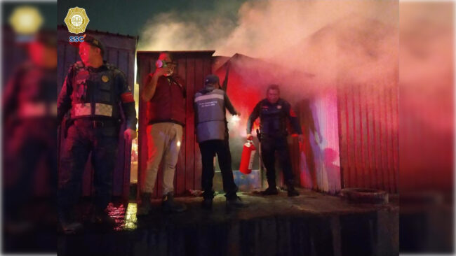 Policías sofocan incendio en CETRAM de  Alcaldía Iztacalco