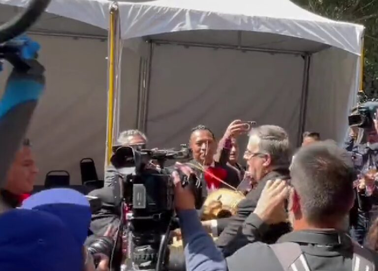 Por segundo día consecutivo, el secretario de Relaciones Exteriores (SRE), Marcelo Ebrard, se llevó mariachis para su salida de la reunión plenaria con legisladores de Morena.