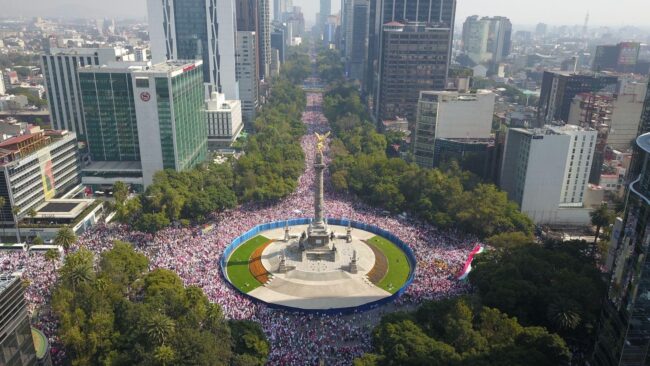 Ante marcha por la defensa del INE, amurallan Palacio Nacional