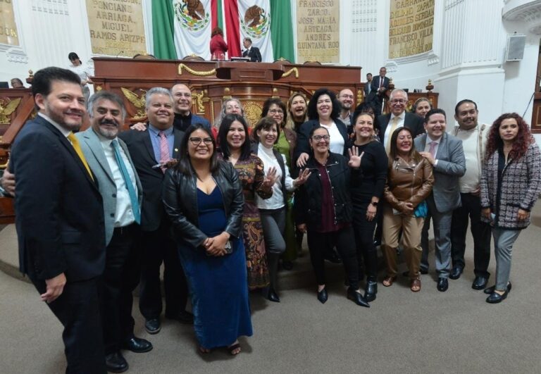 Y hablando de la crisis del PRD, llamó mucho la atención que en la sesión de instalación del Periodo Ordinario de Sesiones del Congreso de la Ciudad de México los diputados perredistas Víctor Hugo Lobo y Jorge Gaviño se les vio muy cerquita de Morena.