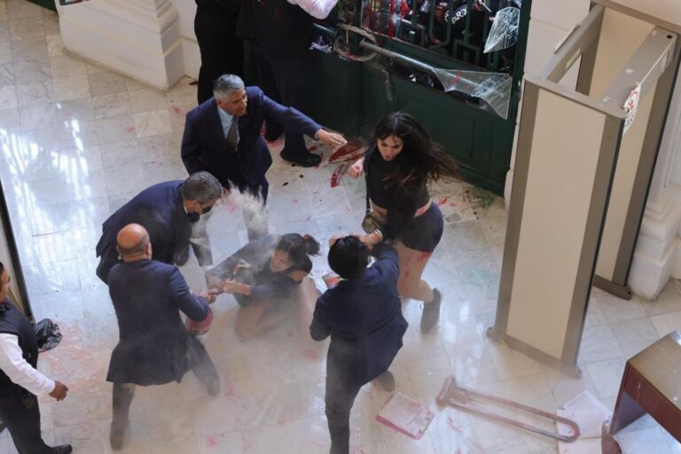 En un hecho sin precedente, los integrantes del Colectivo Lleca, perteneciente a la comunidad LGBTTTIQ+, tomaron el Congreso de la Ciudad de México causando destrozos, realizando pintas en la fachada del Recinto Legislativo en protesta por la iniciativa de ley acerca de “infancias trans”, presentada por la diputada del Partido Acción Nacional, América Rangel.