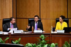 El próximo 7 de mayo, los habitantes de la Ciudad de México podrán votar de manera presencial y mediante sufragio electrónico para decidir qué obras quieren para 2023 y 2024 como parte del Presupuesto Participativo para las mil 836 colonias de la capital, el cual dispone de un monto total superior a los 3 mil 500 millones de pesos.