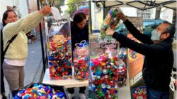 Movimiento Nueva Aztlán dona una tonelada de tapitas para quimioterapias, en el Día Internacional del Cáncer Infantil