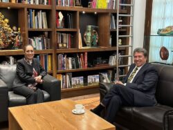 Los videos y fotografías que el martes difundieron en sus canales oficiales la jefa de Gobierno, Claudia Sheinbaum y el senador Ricardo Monreal recorriendo el Antiguo Palacio del Ayuntamiento son la escena típica de cuando un presidente o gobernador saliente placea a su sucesor por las oficinas que ocupará. También es muestra de una transición tersa.