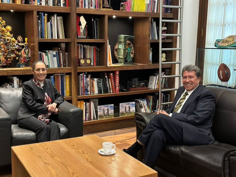 Los videos y fotografías que el martes difundieron en sus canales oficiales la jefa de Gobierno, Claudia Sheinbaum y el senador Ricardo Monreal recorriendo el Antiguo Palacio del Ayuntamiento son la escena típica de cuando un presidente o gobernador saliente placea a su sucesor por las oficinas que ocupará. También es muestra de una transición tersa.