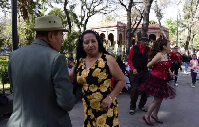 Protestan adultos mayores en kiosco Morisco  contra Sandra Cuevas