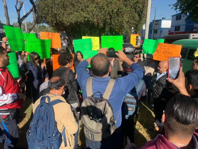 Bloquean transportistas Canal Nacional y Calzada de las Bombas por eliminación de rutas