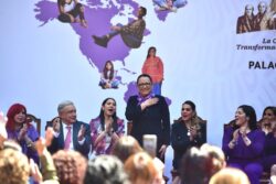 Muy del estilo de enviar mensajes políticos al estilo de la vieja escuela política, el presidente Andrés Manuel López Obrador dejó muy claro el pasado 8 de marzo –Día Internacional de las Mujeres–, quién es su favorita para la candidatura de Morena a la Ciudad de México: la secretaria de Seguridad Ciudadana, Rosa Icela Rodríguez.