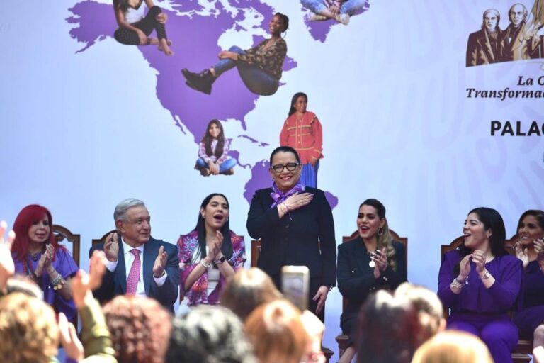 Muy del estilo de enviar mensajes políticos al estilo de la vieja escuela política, el presidente Andrés Manuel López Obrador dejó muy claro el pasado 8 de marzo –Día Internacional de las Mujeres–, quién es su favorita para la candidatura de Morena a la Ciudad de México: la secretaria de Seguridad Ciudadana, Rosa Icela Rodríguez.