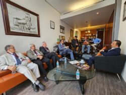 Reunión de periodistas deportivos con el senador Ricardo Velázquez Meza --extrema derecha--.