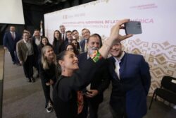 La jefa de Gobierno de la Ciudad de México Claudia Sheinbaum reiteró que está “puesta para la encuesta” y desmintió un video que ha viralizado en redes sociales, en el que se afirma que ya declinó sus aspiraciones presidenciales 2024 a favor del secretario de Relaciones Exteriores, Marcelo Ebrard Casaubon.