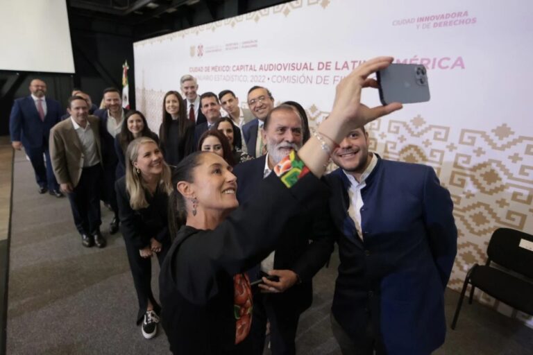 La jefa de Gobierno de la Ciudad de México Claudia Sheinbaum reiteró que está “puesta para la encuesta” y desmintió un video que ha viralizado en redes sociales, en el que se afirma que ya declinó sus aspiraciones presidenciales 2024 a favor del secretario de Relaciones Exteriores, Marcelo Ebrard Casaubon.