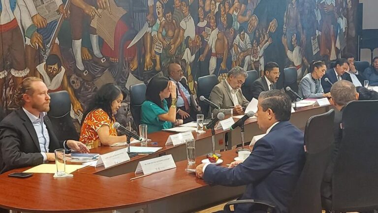 Sheinbaum informó de 3 acuerdos que alcanzaron en el Cabildo: “Atención de fugas por parte del Sistema de Aguas de la Ciudad de México y Alcaldías; distribución de agua en pipas en todas las Alcaldías de acuerdo a sus necesidades, y mantener activas las garzas distribuidoras de agua.