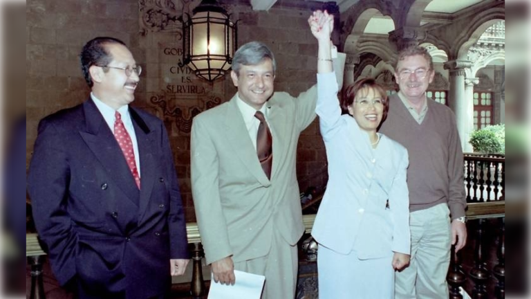 FOTO: Facebook Javier González Garza. De López Obrador hay ingratitud, pues en principio no tenía la residencia para competir por el Distrito Federal en el 2000, pues radicaba en Tabasco, donde pretendía ser candidato a gobernador por segunda ocasión. Robles le consiguió un documento oficial para comprobar que vivía en el DF.