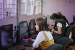 En una revisión del listado de la jefa de Gobierno sobre sus programas sociales y políticas públicas en beneficio de las mujeres, de botepronto surgen dudas: Si todo ello es cierto, ¿por qué quienes reprueban a Claudia Sheinbaum en su mayoría son mujeres? En el mejor de los casos no están comunicando bien, y en el peor, serán muchas falsedades.