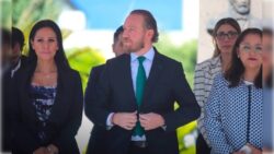 Luego de que un juez le confirmó que hay una investigación ministerial en su contra, a pesar de que la jefa de Gobierno Claudia Sheinbaum lo había negado, el alcalde de Benito Juárez, Santiago Taboada, del PAN, le pidió que jueguen limpio, que sean demócratas, que compitan en las urnas y no pretendan sacar a sus adversarios a la mala de un proceso electoral.