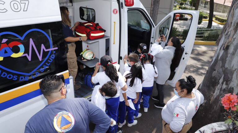 -Conscientizar a infantes, adolescentes y jóvenes sobre la importancia del servicio público, en todos sus niveles, para cambiar la vida de los ciudadanos de manera eficiente, honesta y con perspectiva de género, es el objetivo de las visitas de estudiantes, desde primaria hasta profesional, para conocer el funcionamiento de la alcaldía, implementadas por la alcaldesa, Lía Limón.