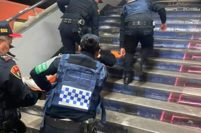 Joven se arroja a vías del Metro en Universidad y policías la SSC la rescatan