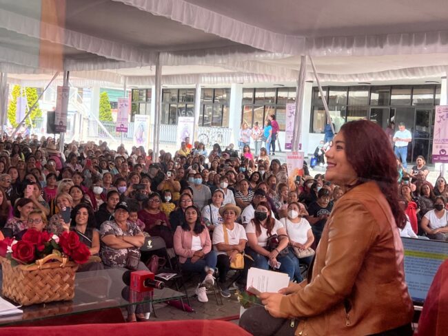 Más de dos mil mujeres de Tláhuac se reúnen entre amigas con Berenice Hernández y Rocío Córdova