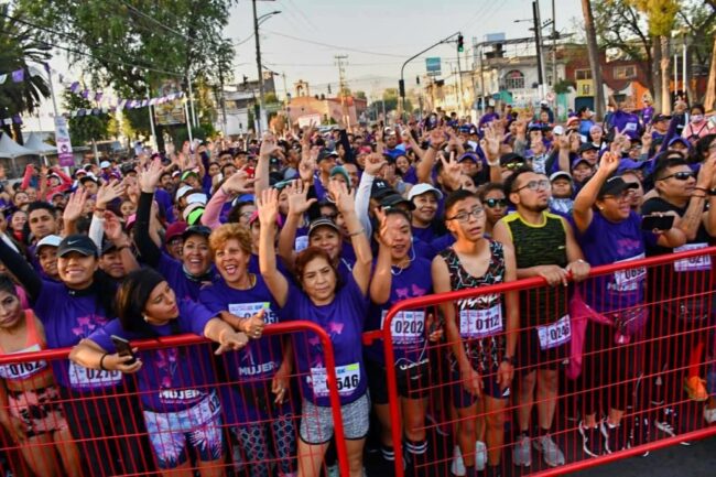Avenida Tláhuac se pinta de violeta con miles de participantes en la carrera de las mujeres