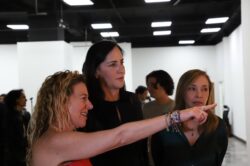 La alcaldesa de Álvaro Obregón, Lía Limón, invitó a las y los habitantes de la demarcación y de otras alcaldías de la CDMX, aprovechando este periodo vacacional, a visitar y disfrutar de la exposición “Universos Paralelos” de los artistas plásticos Emilia Chaillo y Alejandro Dorantes, que tiene lugar en el Centro Cultural San Ángel.