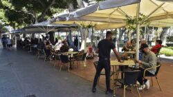 Parece incontenible. Cada día crece más el problema. Casi en cualquier calle o avenida de la Ciudad, de cualesquier Alcaldía, la gente se topa con mesas de restaurantes, cafeterías y hasta bares en las banquetas y arroyo vehicular. Negocios pequeños que no tienen una sola mesa adentro y afuera tienen 5 o hasta más. Establecimientos que tienen 10 mesas adentro, y hasta 20 o más afuera.