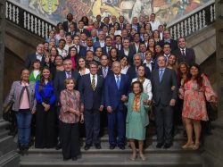 Monreal con AMLO y senadores Morena