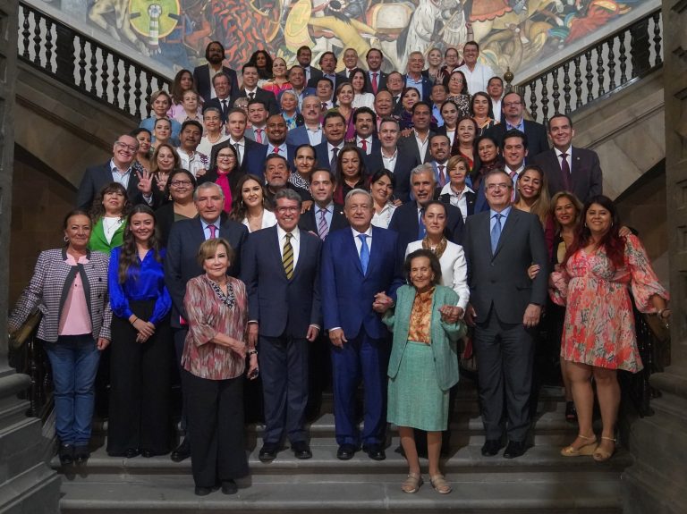 Monreal con AMLO y senadores Morena
