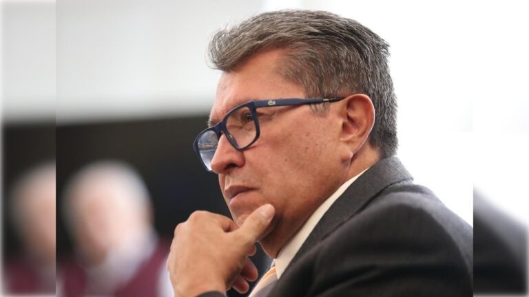 El Senado de la República actualizó en días recientes la Ley Federal del Trabajo para garantizar que las empresas con más de 20 empleados contraten un 5 por ciento de personas adultas mayores, con la finalidad de asegurarles una vejez productiva y su inclusión en la economía nacional, destacó el senador Ricardo Monreal.