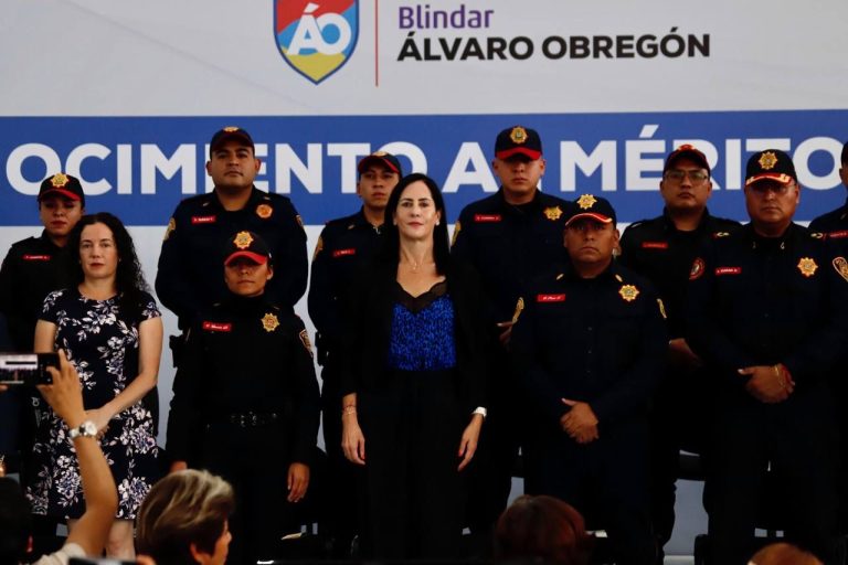 La alcaldesa Lía Limón reconoció ampliamente la labor de 32 elementos policiacos, hombres y mujeres, a quienes entregó estímulos económicos correspondientes al Mérito Policial.