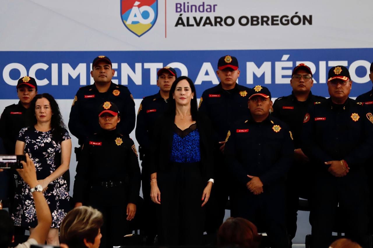 La alcaldesa Lía Limón reconoció ampliamente la labor de 32 elementos policiacos, hombres y mujeres, a quienes entregó estímulos económicos correspondientes al Mérito Policial.
