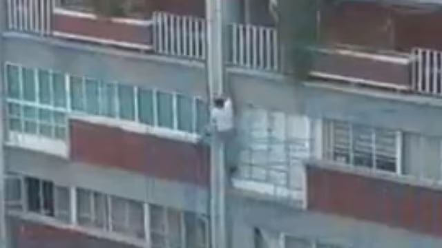 Cae sujeto cuando escalaba un edificio en la Benito Juárez
