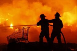 Cae sujeto cuando escalaba un edificio en la Benito Juárez