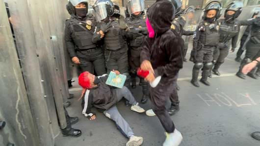 Policías encapsulan a manifestación feminista en Eje Central