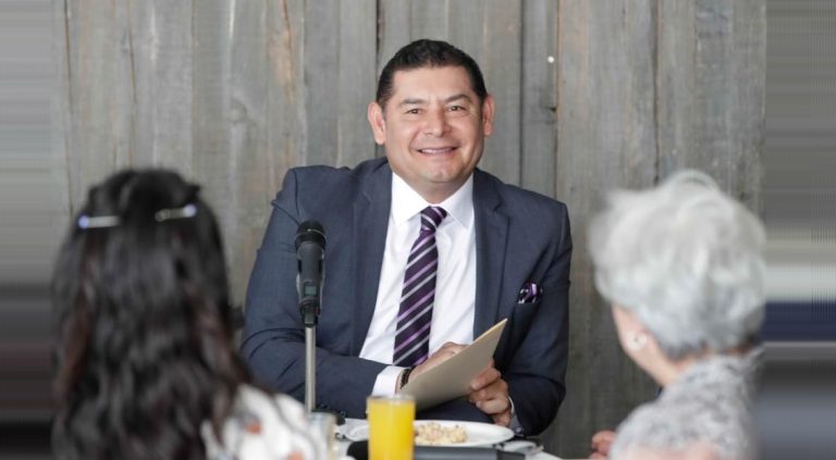 El senador Alejandro Armenta dio a conocer que va a reunirse con su equipo de abogados a fin de analizar si procede legalmente contra la ministra presidenta de la Suprema Corte de Justicia de la Nación, Norma Piña, por los mensajes de WhatsApp que le envió la víspera.