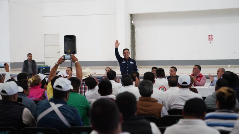 "Me comprometo a estar muy cerca del próximo gobierno del estado de México y de Alejandra del Moral, para sacar adelante al transporte", aseguró el diputado Enrique Vargas del Villar, al reunirse con integrantes de la Organización de Campesinos e Indígenas OCIM, en Almoloya de Juárez.