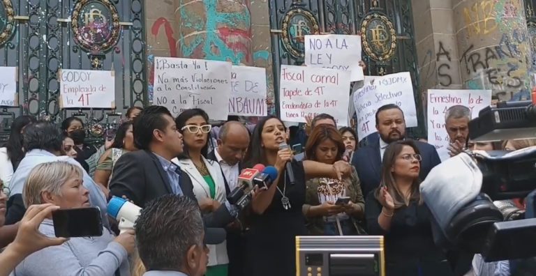 Ayer ocurrió un hecho inédito, que ni en los tiempos más duros de la vieja guardia priísta: el cuerpo de granaderos –que ya no son granaderos– de la jefa de Gobierno, Claudia Sheinbaum tomó el Congreso de la Ciudad de México y sustituyó a la oposición, pues fueron los propios policías quienes le impidieron a los diputados del PAN