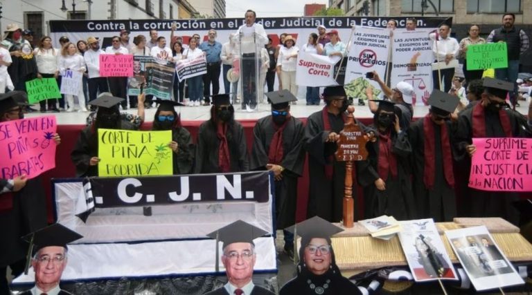 “Es un insulto grave y agravio al Estado de Derecho… es un reto directo que atenta en contra de la democracia mexicana, mientras que se vive violencia al máximo en Veracruz. Las porras de Morena y sus fanáticos siembran miedo a la población, eso quiere instaurar Morena: sino votan por ellos, violencia", advierte Döring.