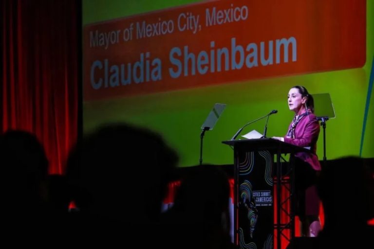 El martes, la mayoría de Morena aprovechó el caos para presentar una iniciativa con la cual le permitirán a la jefa de Gobierno, Claudia Sheinbaum, tener vía libre para hacer campaña presidencial en el extranjero,