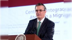 También implícitamente Ebrard está pidiendo permiso al presidente para renunciar a la Cancillería, aunque los demás no quieran, pues él no puede irse sin el aval de su patrón López Obrador. Al presidente no se le puede renunciar en este sistema, y menos en esta circunstancia. Hacerlo sería equiparable a romper con él. Ebrard considera que el cargo le estorba para moverse libremente en una especie de precampaña. AMLO dará pronto instrucciones a Delgado. Lo veremos.